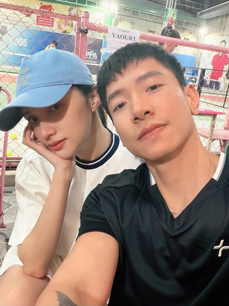 Sao Việt 29/11: Hoa hậu Hương Giang nép mình bên bạn trai Nguyễn Phú Cường khi cả hai đi ăn cơm tấm.