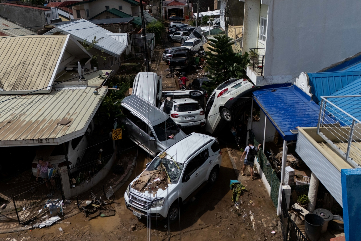 Ảnh chụp từ trên cao cho thấy những chiếc ô tô nằm chồng lên nhau sau khi bão Kalmaegi quét qua thành phố Cebu, Philippines ngày 5/11. Ảnh: Reuters