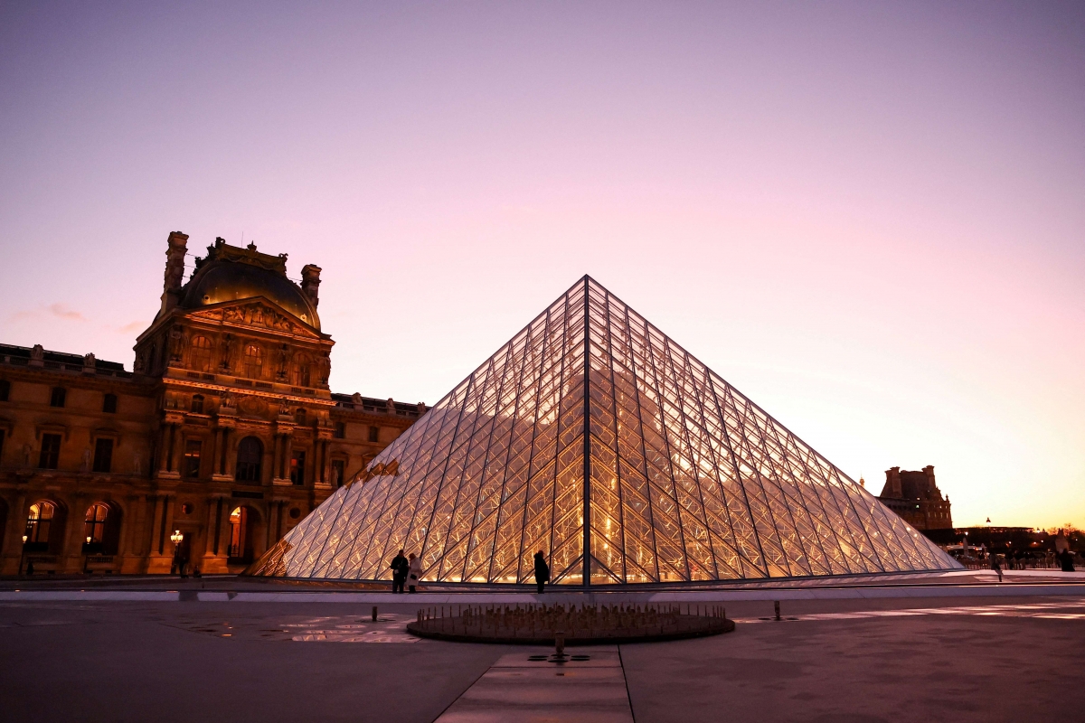 Cảnh sát hiện đã bắt giữ nghi phạm thứ tư trong băng cướp bảo tàng Louvre. (Ảnh: Reuters)