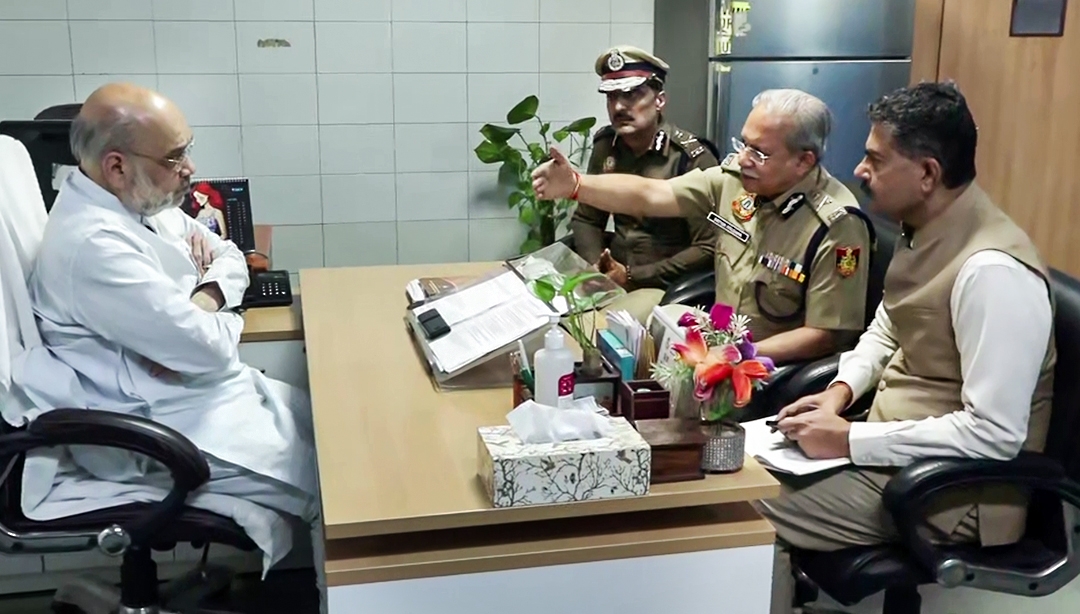 Bộ trưởng Nội vụ Ấn Độ Amit Shah (trái) họp với Cảnh sát trưởng Delhi Satish Golcha trong tối 10/11, khi ông tới bệnh viện Lok Nayak thăm những người bị thương trong vụ nổ bom. (Ảnh: ANI)