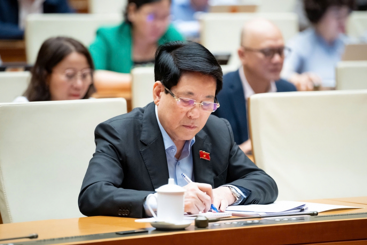 Quốc hội thảo luận ở hội trường về: Dự án Luật Thi hành án hình sự (sửa đổi). Dự án Luật Thi hành tạm giữ, tạm giam và cấm đi khỏi nơi cư trú sáng 12/11 (Ảnh: Quốc hội)