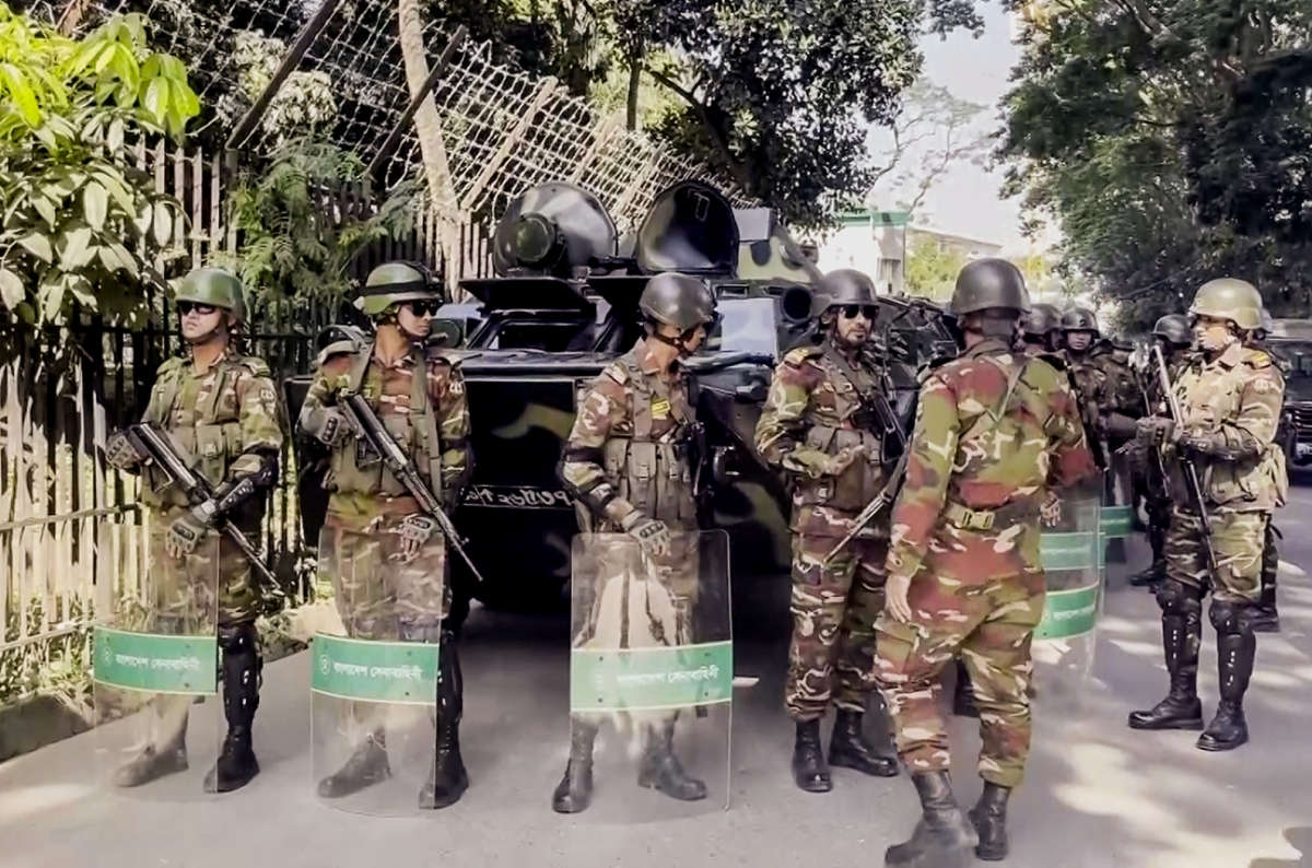 Các binh lính thuộc lực lượng an ninh Bangladesh được triển khai bên ngoài trụ sở Tòa án Tội phạm Quốc tế ở thủ đô Dhaka sáng 17/11, để đảm bảo an ninh cho phiên tòa. Ảnh: ANI