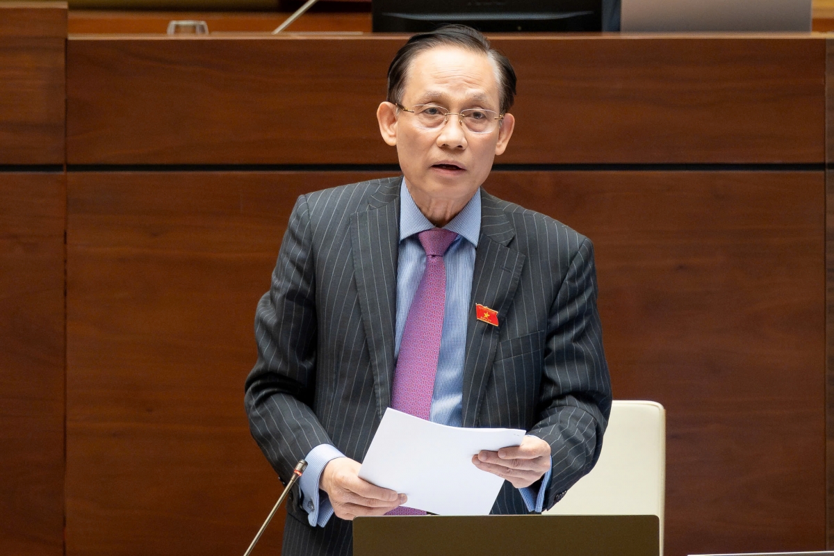 Bộ trưởng Bộ Ngoại giao Lê Hoài Trung giải trình tại Quốc hội (Ảnh: Quốc hội)