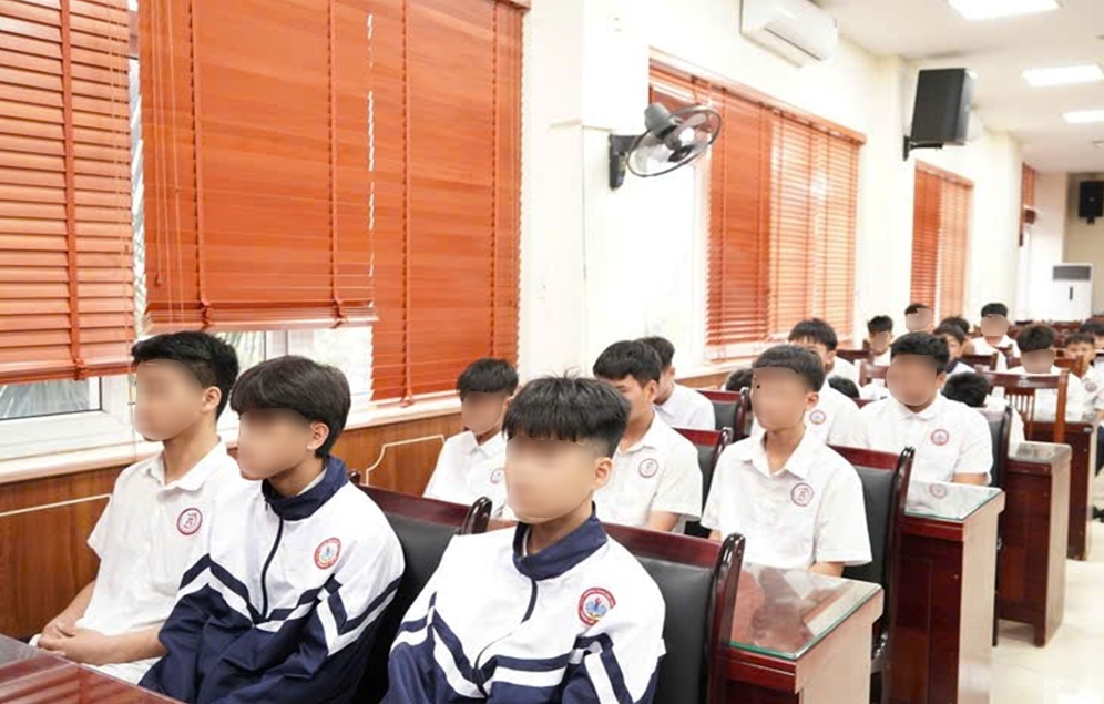 Các em học sinh được bàn giao về gia đình và nhà trường giáo dục