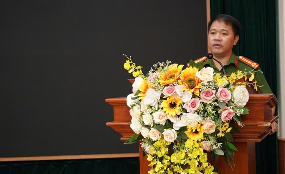 Thượng tá Nguyễn Thành Trung - Trưởng Công an phường Chương Mỹ, Hà Nội phát biểu tại buổi bàn giao học sinh