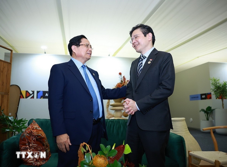 Thủ tướng Phạm Minh Chính gặp Thủ tướng Singapore Lawrence Wong. (Ảnh: TTXVN)