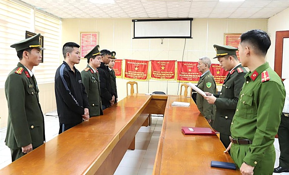 Cơ quan điều tra tống đạt quyết định khởi tố bị can đối với Nguyễn Văn Hai và Nguyễn Văn Hạnh.