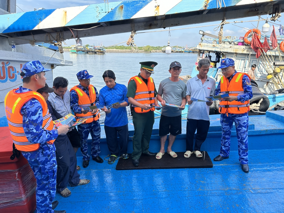 Cán bộ, chiến sĩ cảnh sát biển tuyên truyền cho ngư tại cảng cá Hưng Thái, xã Long Hải, TP. Hồ Chí Minh