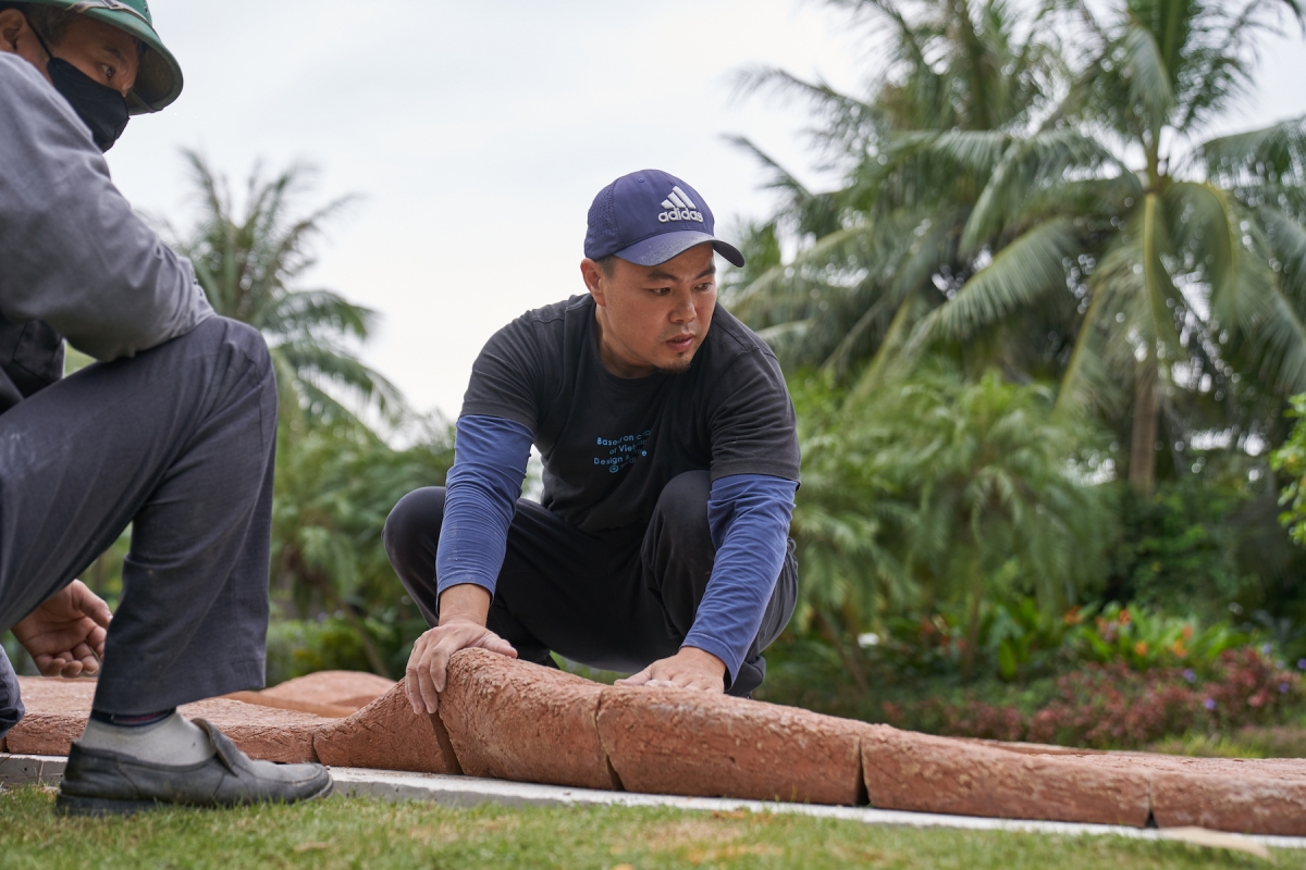 Lê Anh Vũ lắp đặt tác phẩm mới nhất của mình tại Bảo tàng Nghệ thuật Đương đại Flamingo (Ảnh: Flamingo)