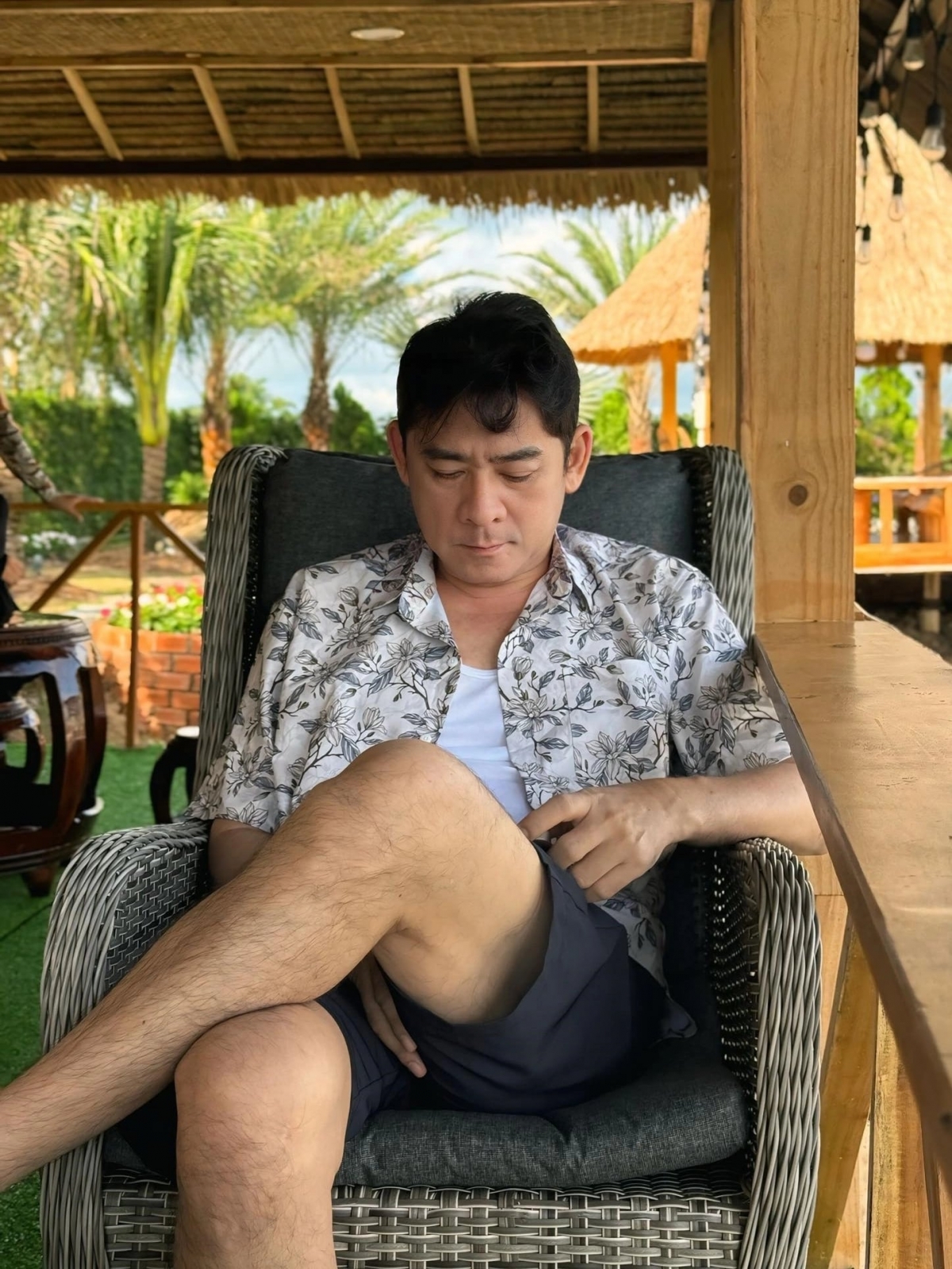 Diễn viên Huỳnh Anh Tuấn ngừng đóng phim, về nhà chòi ở Tây Ninh dưỡng bệnh, làm vlog ẩm thực sau cơn đột quỵ.