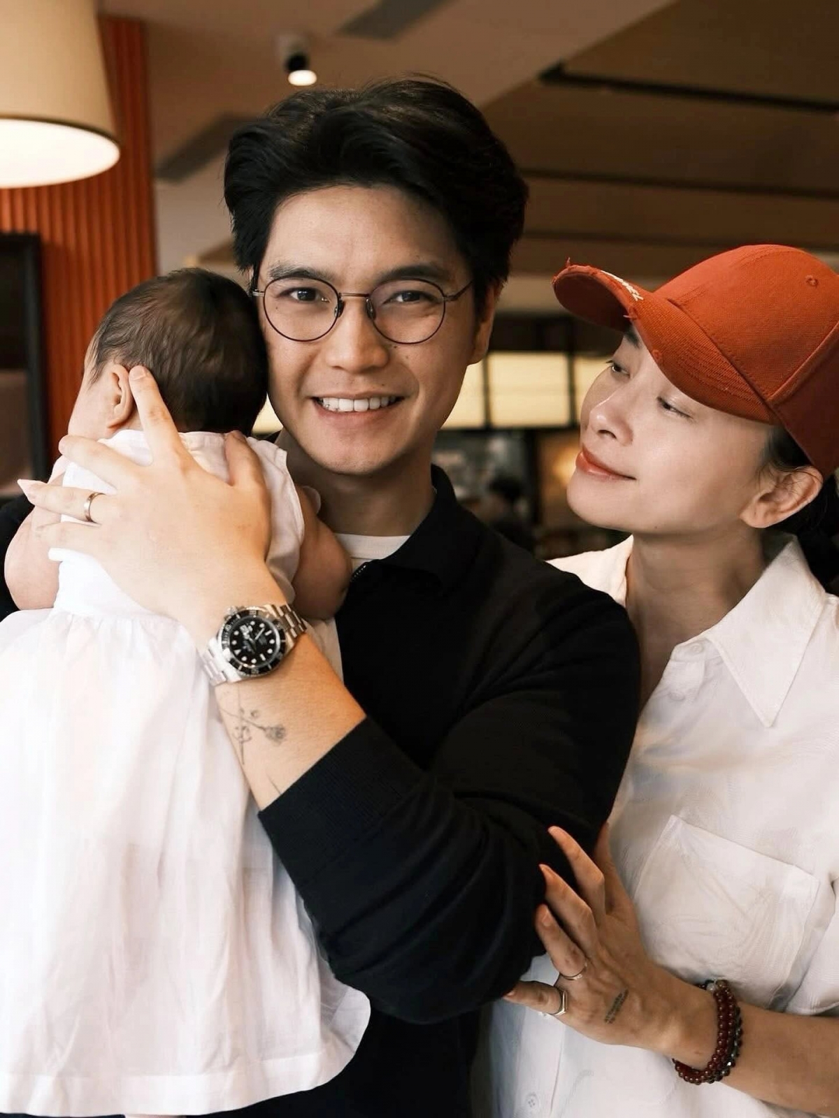 Kỷ niệm ngày Huy Trần tròn 35 tuổi, Ngô Thanh Vân chia sẻ nhiều khoảnh khắc anh chăm sóc con gái đầu lòng và bày tỏ niềm hạnh phúc khi luôn có bạn đời kề bên suốt chặng đường vừa qua.