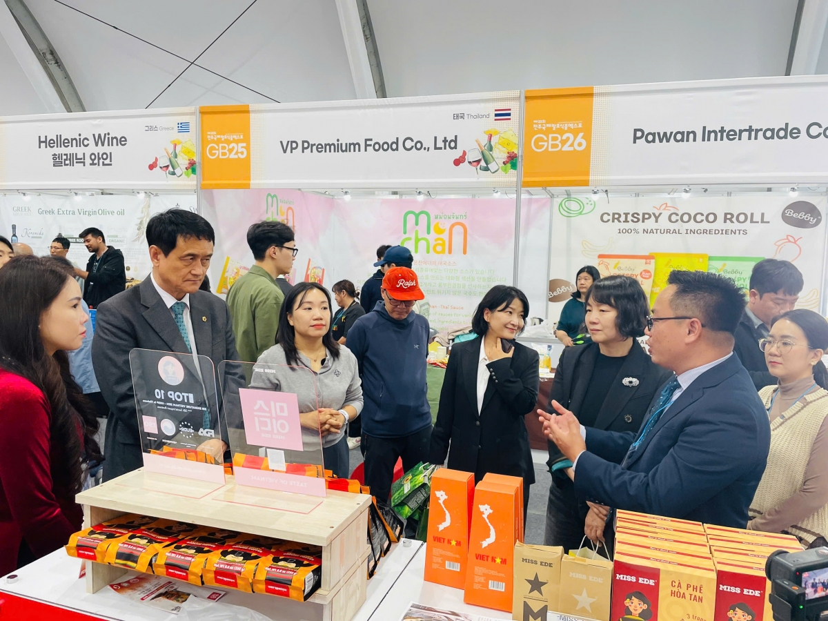 Ông Hoàng Danh Hữu, người sáng lập thương hiệu MISS EDE giới thiệu về cà phê đặc sản Vietnam Robusta.