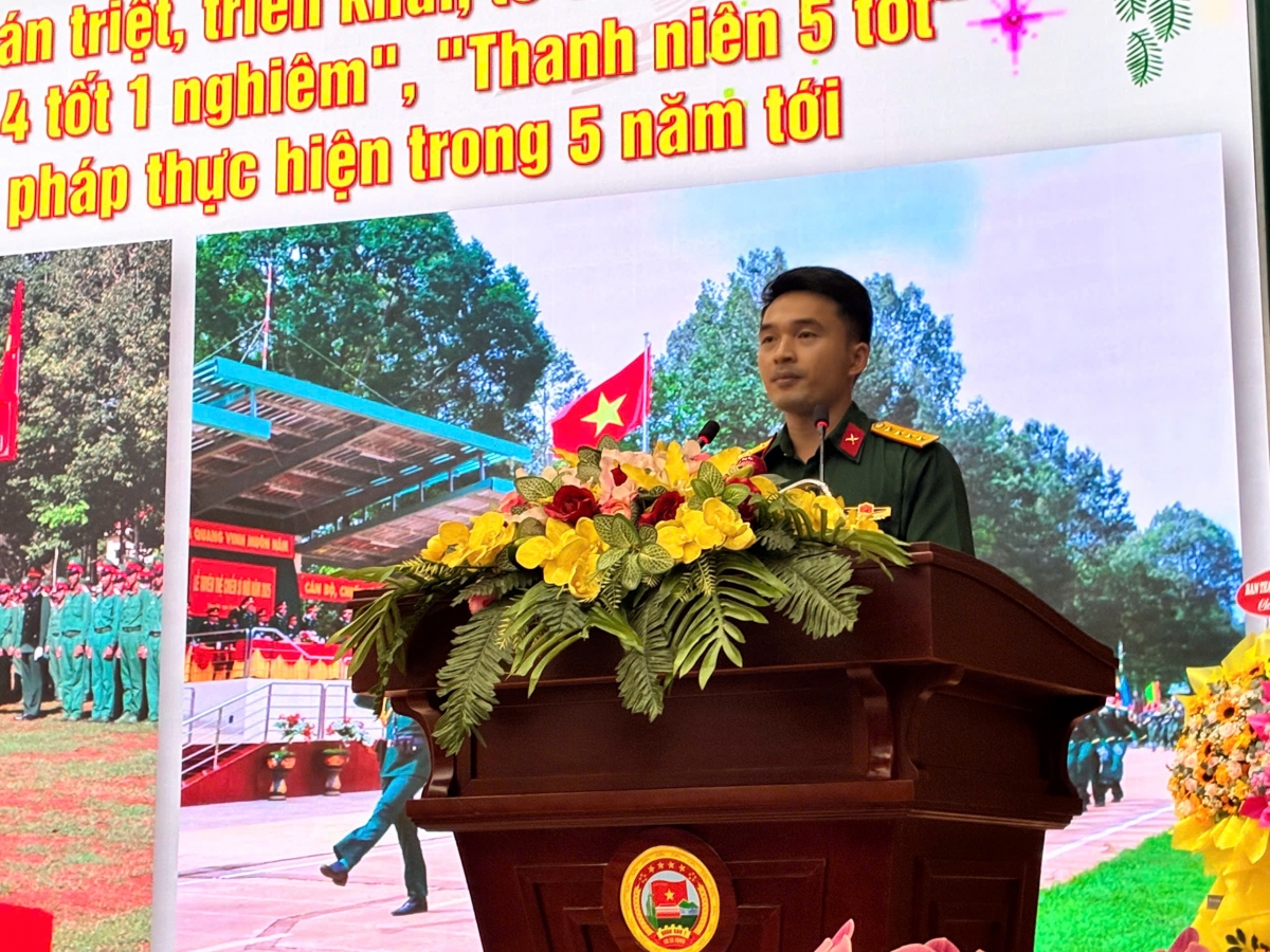 Đại úy Trần Anh Quân, Ủy viên BCH Đoàn cơ sở Trung đoàn 88, Bí thư Liên Chi đoàn 4 trình bày tham luận