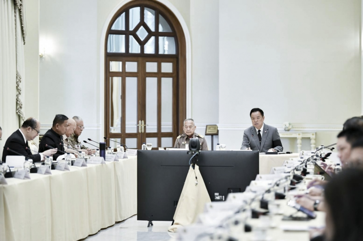 Thủ tướng kiêm Bộ trưởng Nội vụ Thái Lan Anutin Charnvirakul ký tuyên bố tình trạng khẩn cấp tại tỉnh Songkhla tại phiên họp Nội các hôm 25/11/2025. Ảnh: Cục Quan hệ công chúng Thái Lan (PRD).
