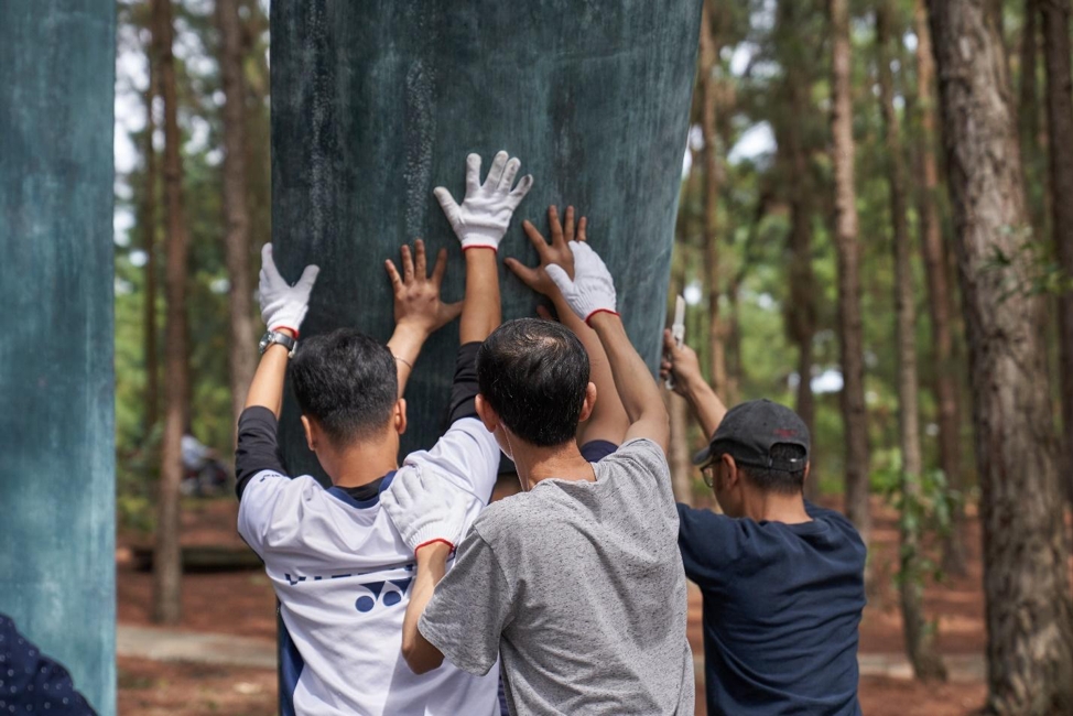 Tác phẩm “Nguồn” được đặt giữa rừng thông Đại Lải hàng trăm năm tuổi (Ảnh: Flamingo)