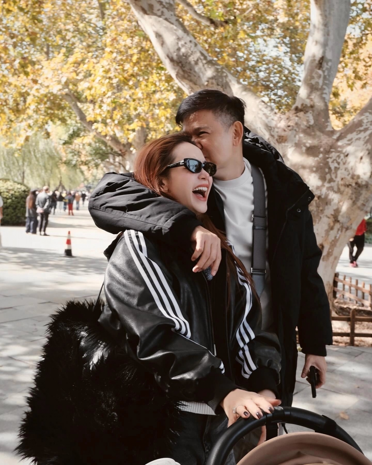 Minh Hằng cười 'thả ga' khi cùng ông xã và con trai vi vu Trung Quốc. Sau nhiều năm giấu kín, gần đây ca sĩ thoải mái hơn trong việc chia sẻ hình ảnh của chồng doanh nhân trên mạng xã hội.