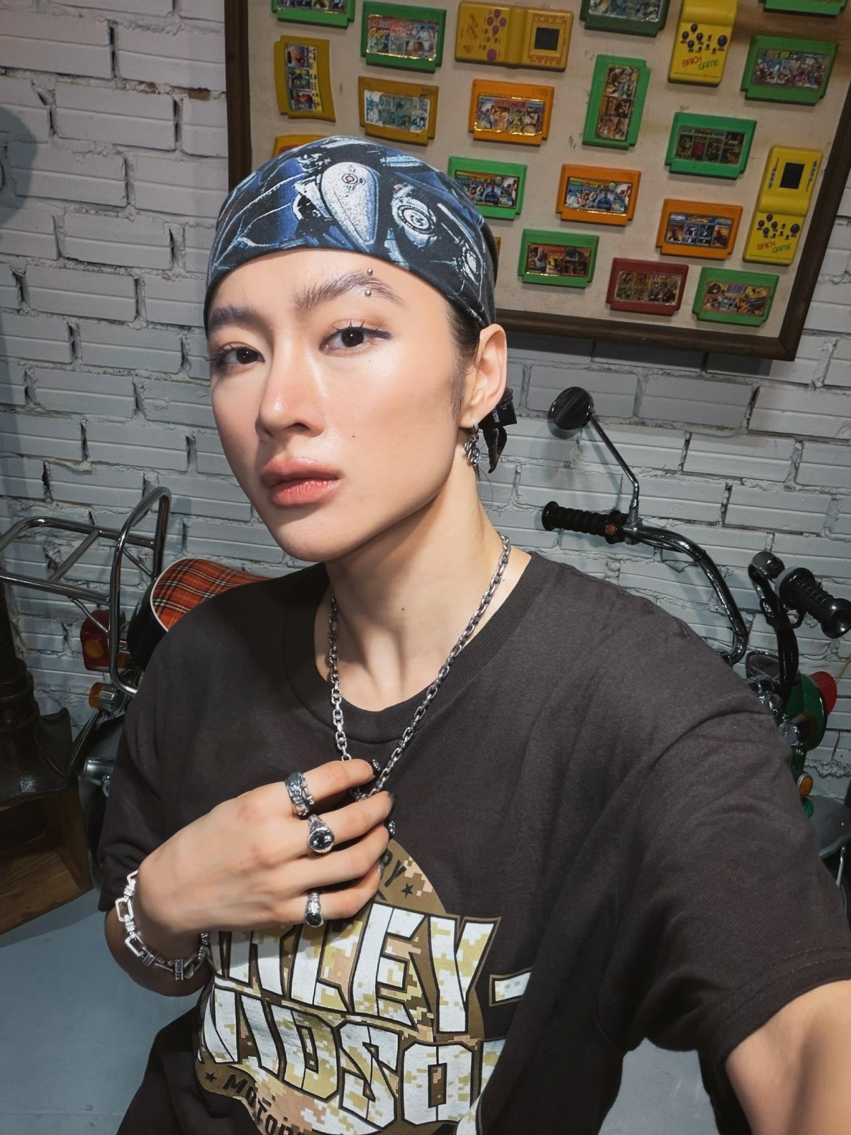 Sao Việt 1/12: Angela Phương Trinh tiếp tục trở thành tâm điểm bàn tán khi đăng tải loạt clip với phong cách nam tính cùng biểu cảm thái quá đến mức khiến dân mạng tranh cãi dữ dội.