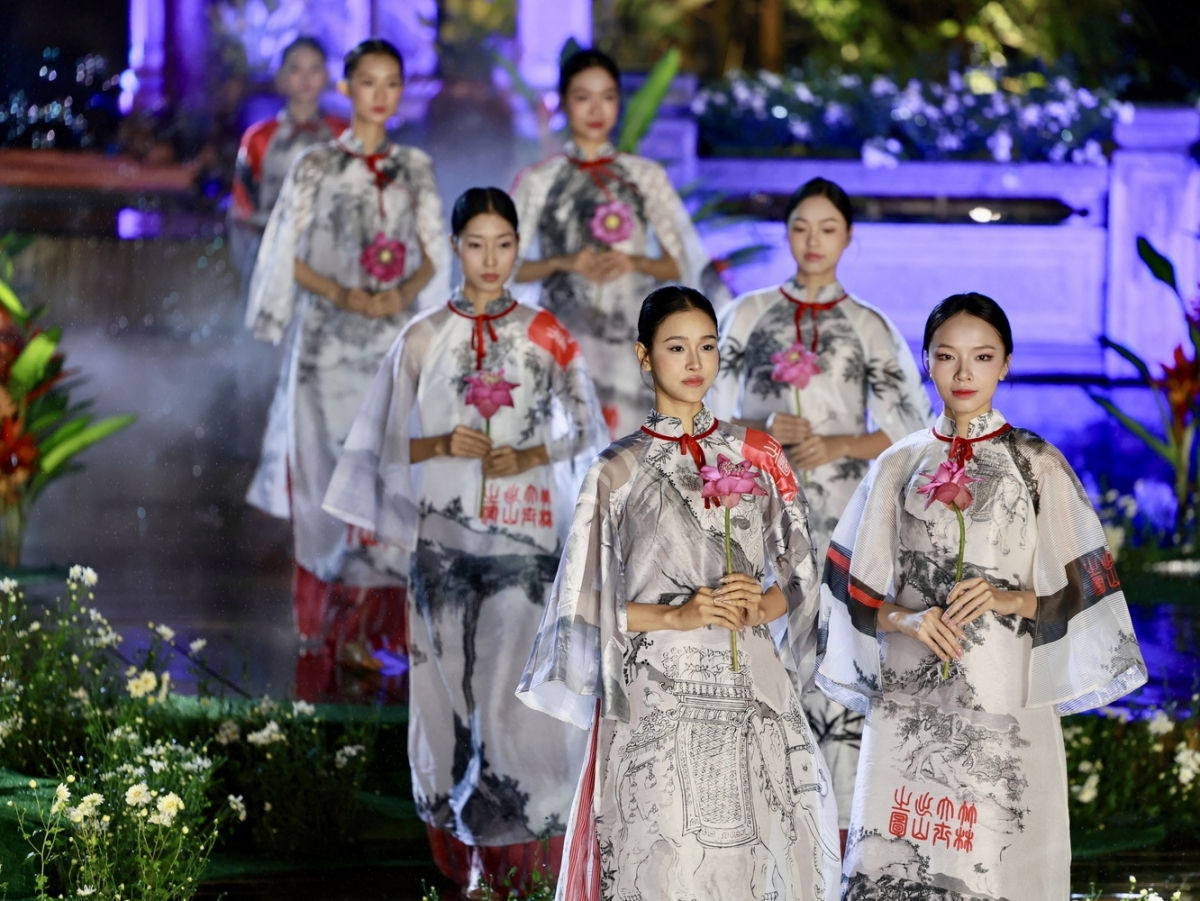 Không chỉ là trang phục truyền thống, áo dài còn là sợi dây nối liền quá khứ với hiện tại, là niềm tự hào về bản sắc văn hóa Việt. Để tôn vinh vẻ đẹp ấy, chương trình nghệ thuật “Áo dài trên con đường di sản” mở ra một không gian đậm hồn Việt.