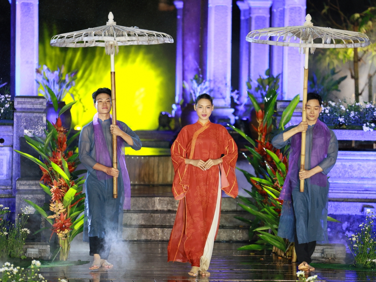 Chương trình nghệ thuật “Trên con đường di sản” sẽ có 3 đêm biểu diễn nghệ thuật tại Hồ Văn - Văn Miếu - Quốc Tử Giám. Trong đó, “Áo dài trên con đường di sản” - tôn vinh tà áo dài Việt Nam trong không gian di sản; “Hà Nội ơi” - chương trình nghệ thuật mang âm hưởng lãng mạn, tri ân Thủ đô ngàn năm văn hiến; “Sông Hồng gọi, đại ngàn reo” - hòa quyện âm sắc đồng bằng và miền núi, gợi mở bản giao hưởng của đất nước.