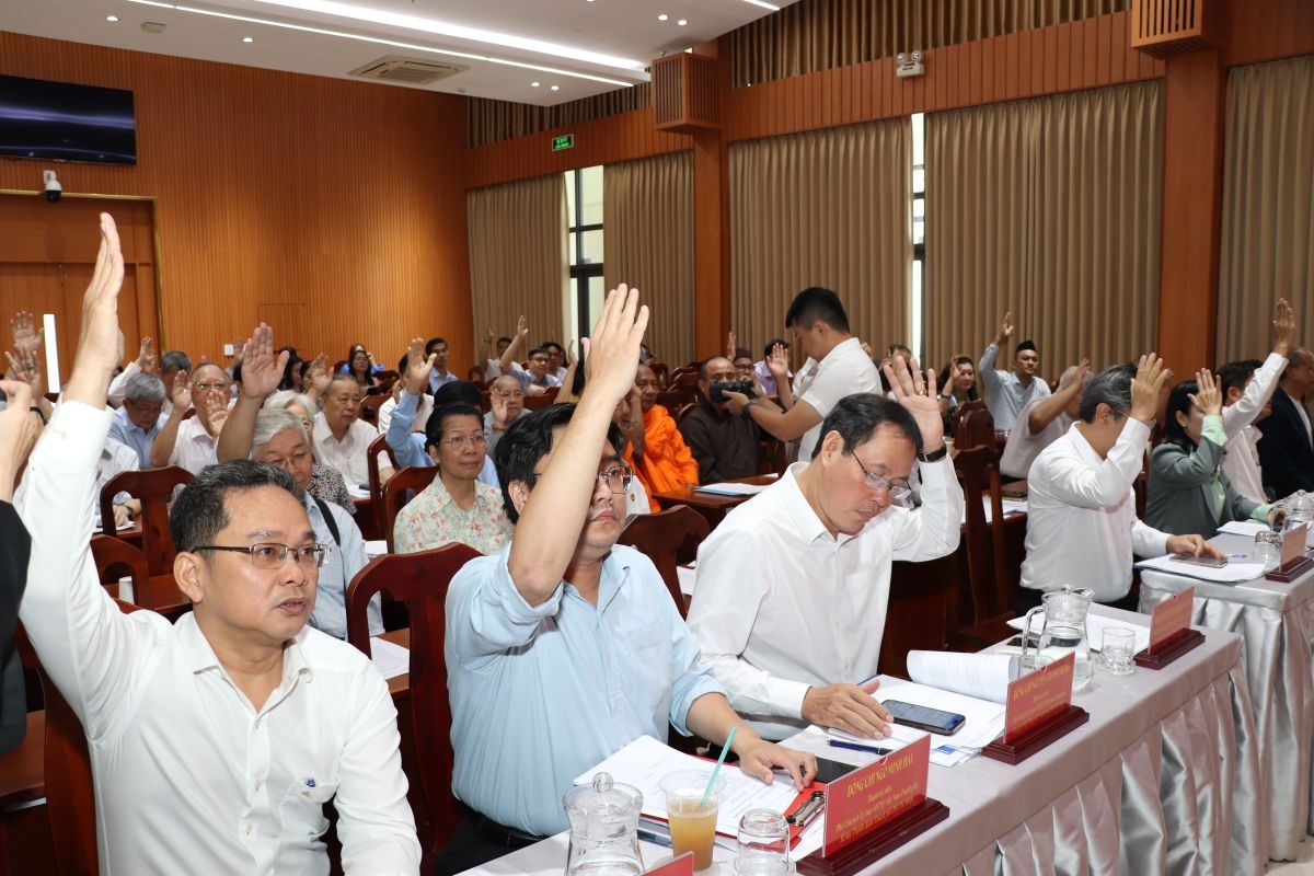 Các đại biểu thống nhất thông qua tờ trình về cơ cấu, danh sách nhân sự tham gia Đoàn Chủ tịch và Đoàn Thư ký Đại hội và các tổ chức thành viên mới.