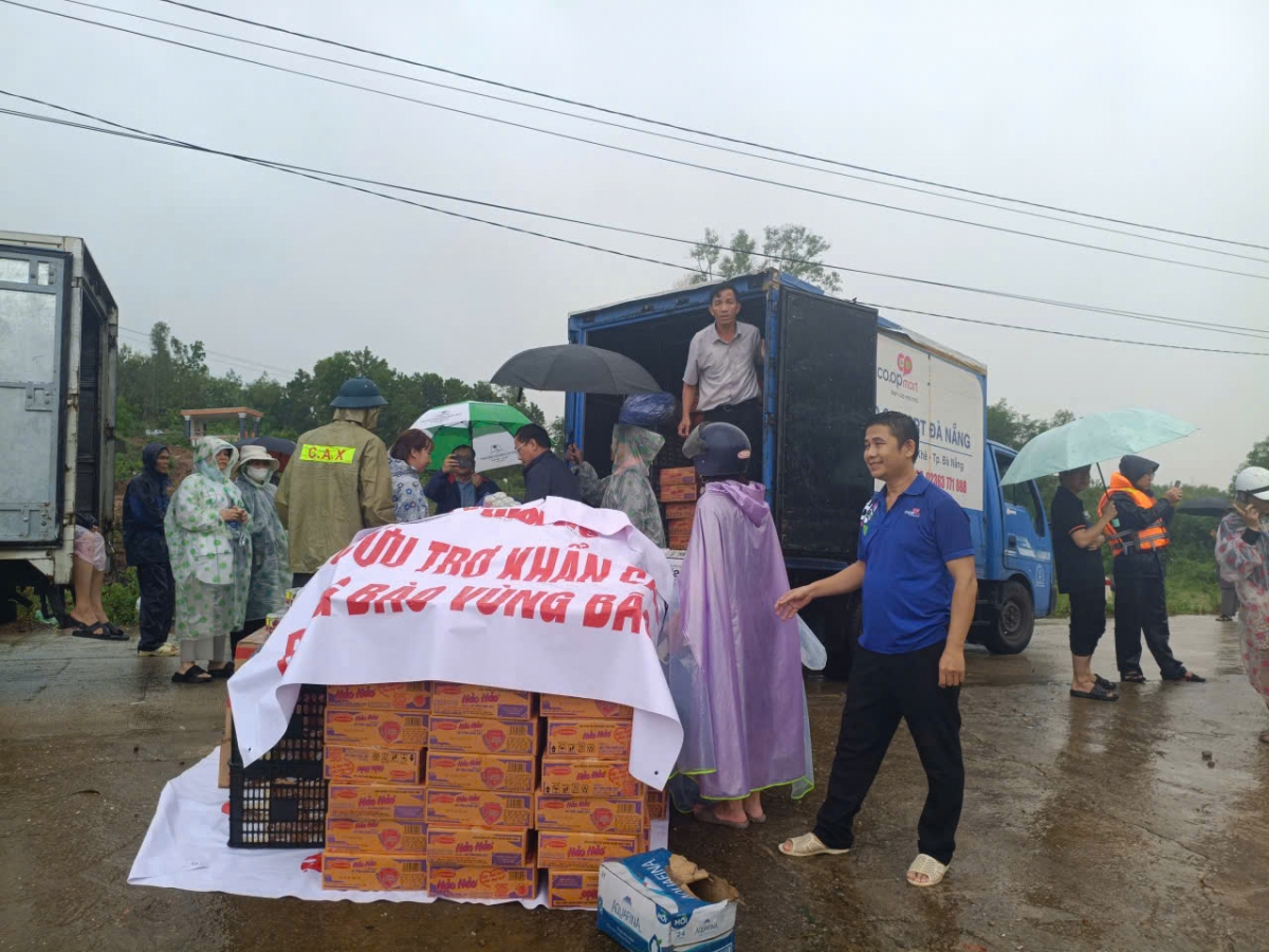 Co.opmart Đà Nẵng phối hợp cùng với báo Tuổi Trẻ tổ chức phát quà cứu trợ cho bà con tại vùng bão lũ