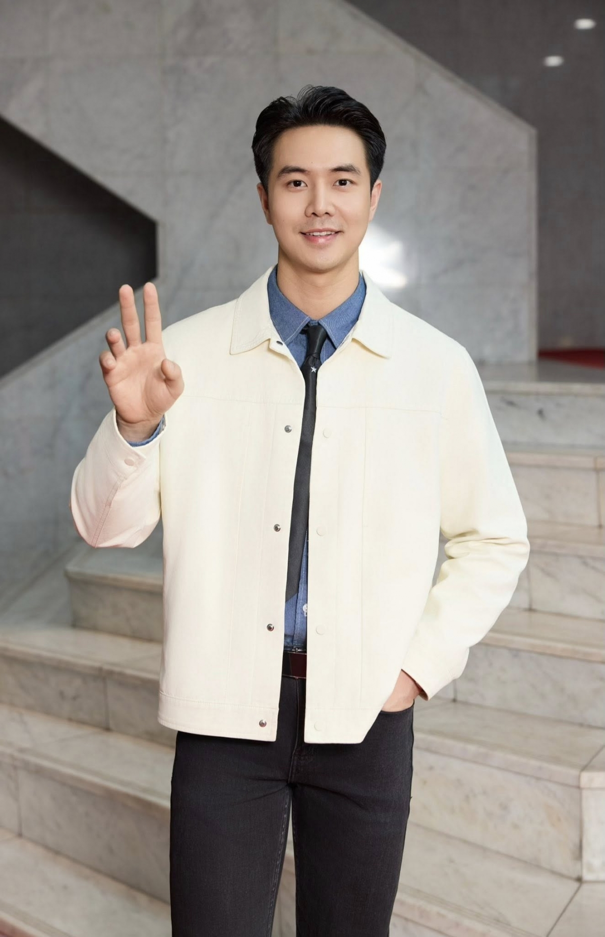 Phùng Đức Hiếu sinh năm 1992, từng góp mặt trong một số phim truyền hình như "Hồ sơ cá sấu", "Ráng chiều", "Trên dòng Păng Pơi", "Bản hùng ca bên sông", "Phố trong làng"... Trong đó, "Phố trong làng" của đạo diễn Nguyễn Mai Hiền là bộ phim giúp Đức Hiếu được khán giả biết đến nhiều hơn. Vai công an Đông hiền lành, điển trai giúp Đức Hiếu để lại ấn tượng tốt với người xem. 