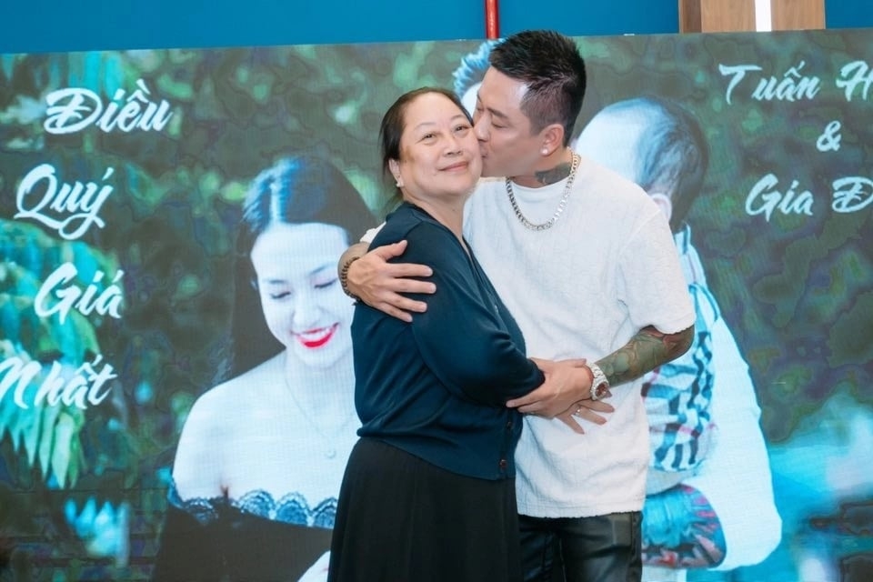 Bà Nguyễn Thị Lam, mẹ ca sĩ Tuấn Hưng, mất lúc 21h15 ngày 15/11 sau thời gian mắc bạo bệnh, hưởng thọ 76 tuổi. Nhiều bạn bè, anh chị em đồng nghiệp như Phương Thanh, Bằng Kiều, Duy Mạnh, Tóc Tiên, Trung Quân... chia buồn với mất mát của nam ca sĩ.