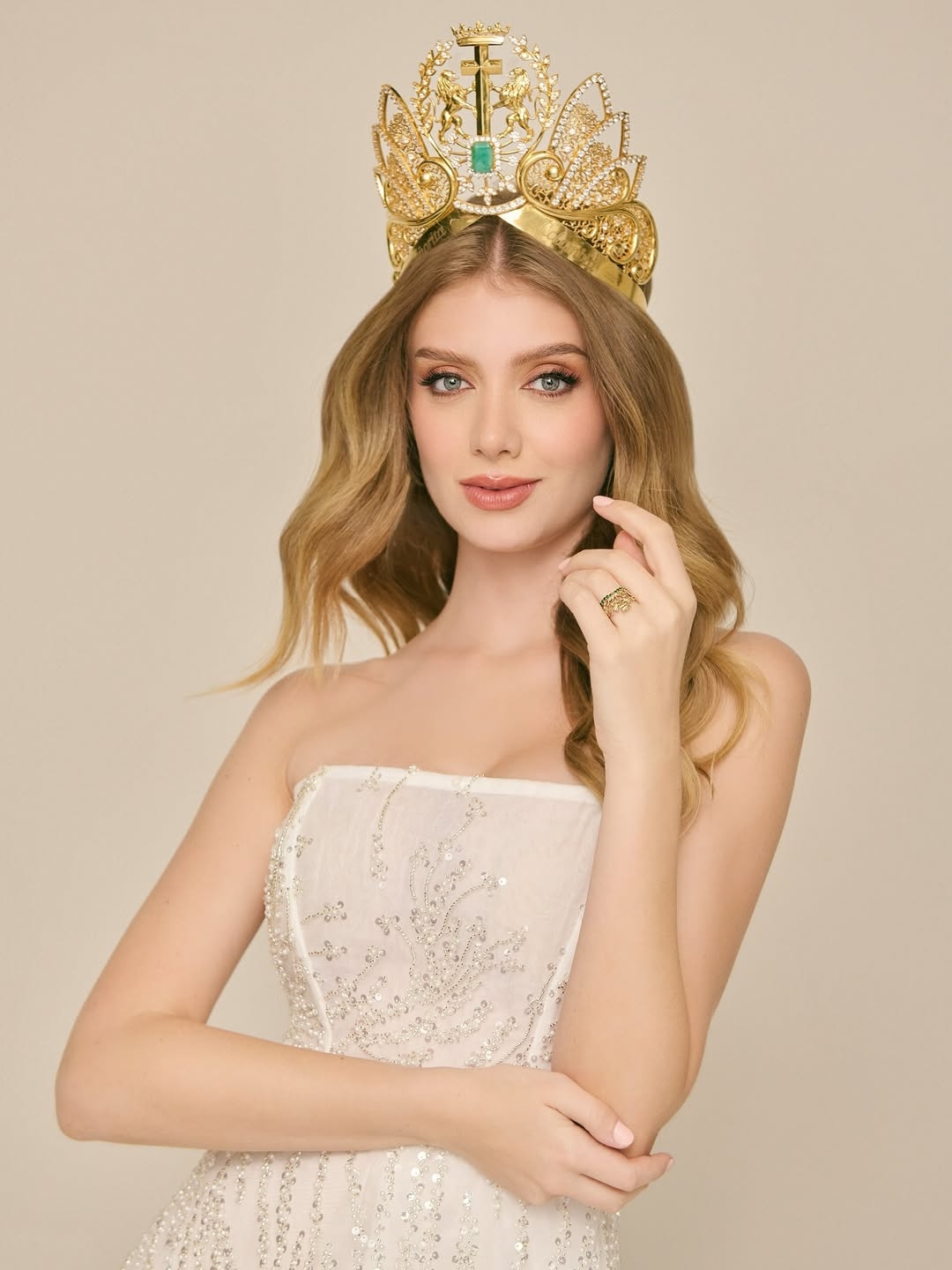 Trước khi giành danh hiệu Miss International 2025, Catalina từng đăng quang Miss Antioquia 2024, sau đó giành vương miện Miss Colombia 2024. Với chiến thắng này, cô trở thành đại diện của Colombia tại Miss International 2025. 