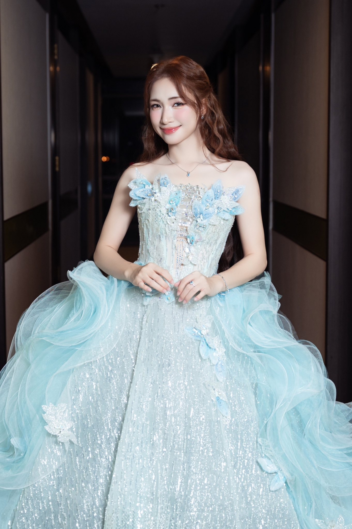 Hòa Minzy là một trong những nghệ sĩ tích cực làm từ thiện (Ảnh: FBNV)