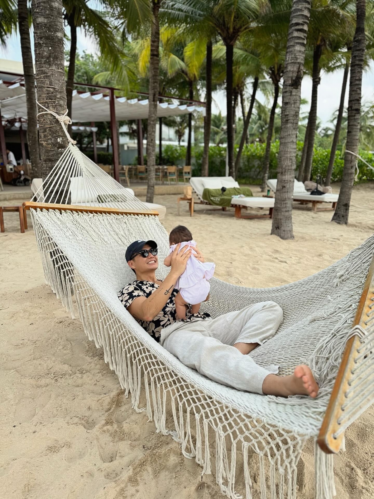 Huy Trần và con gái đầu lòng (Ảnh: FBNV)