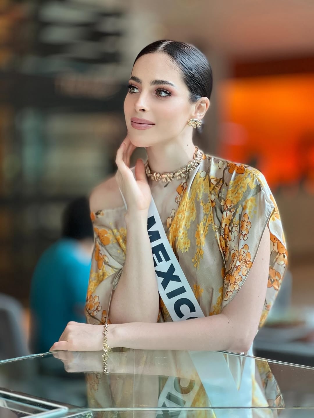 Trong hai tuần dự thi Miss Universe 2025 ở Thái Lan, Fátima Bosch gây chú ý khi vướng một số ồn ào. Trước đó, trong lễ trao sash, ông Nawat - Chủ tịch MIG, giám đốc sản xuất cuộc thi, chất vấn một số thí sinh, đặc biệt đại diện Mexico vì không đăng tải nội dung quảng bá cho Miss Universe nhưng lại nhận lời với một đối tác truyền thông khác. Hành động này khiến Hoa hậu Mexico bật khóc. Nhiều người đẹp khác cũng bất bình đứng dậy rời khỏi địa điểm tổ chức sự kiện.