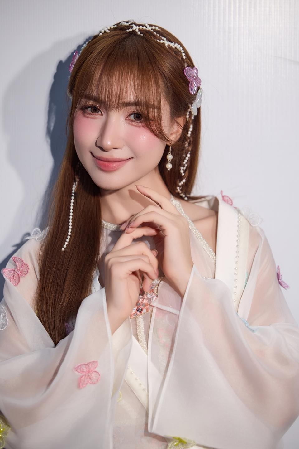 Trên trang cá nhân, Hòa Minzy lên tiếng cảnh báo khán giả về việc xuất hiện nhiều trang giả mạo cô nhằm mục đích trục lợi. Nữ ca sĩ khẳng định không quảng cáo, bán hàng hay tuyển nhân sự như nội dung các trang giả mạo này đăng tải.