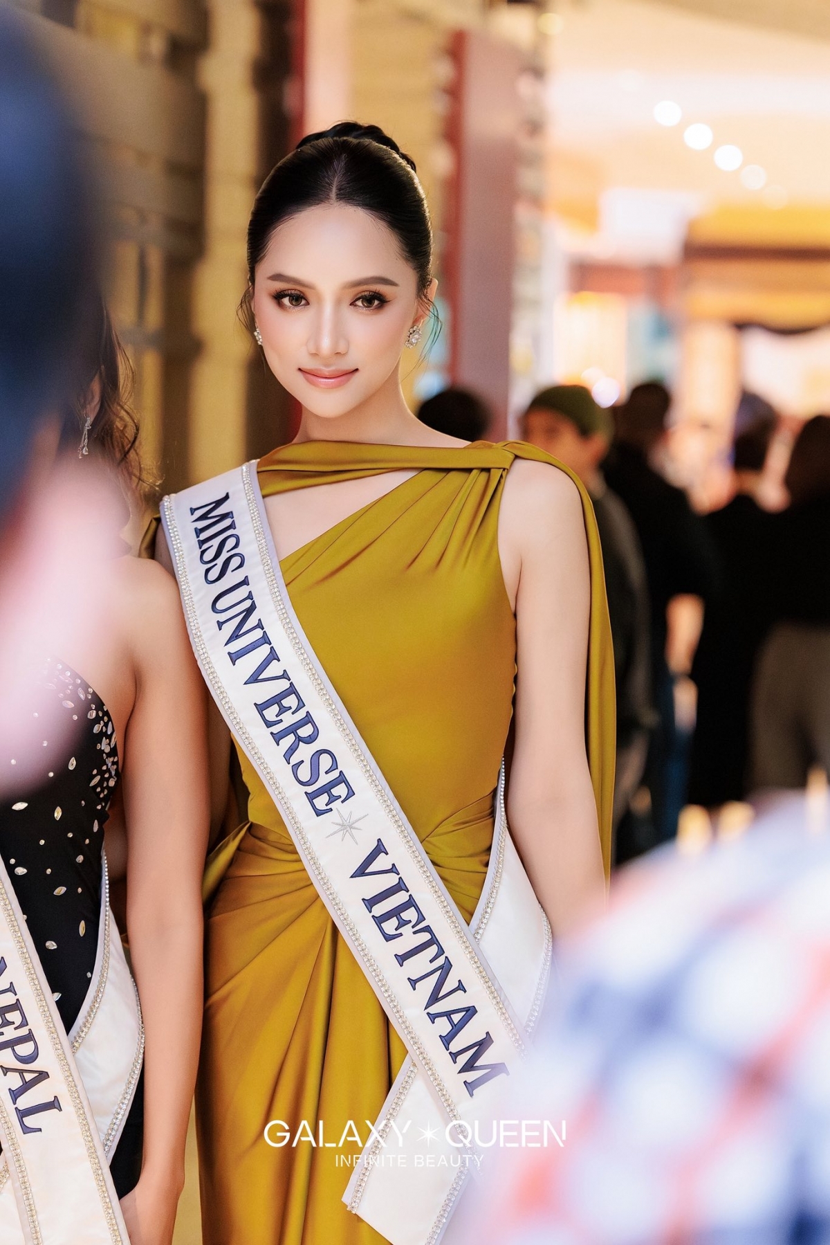 Sang ngày thứ 3 tại Miss Universe 2025, Hương Giang lộng lẫy như nữ thần với bộ váy vàng ánh kim. Cô diện bộ váy dài với kiểu dáng thanh lịch, nữ tính, không rườm rà nhưng vẫn nổi bật. Trang phục giúp tôn vẻ mềm mại và tạo dấu ấn riêng cho nàng hậu.