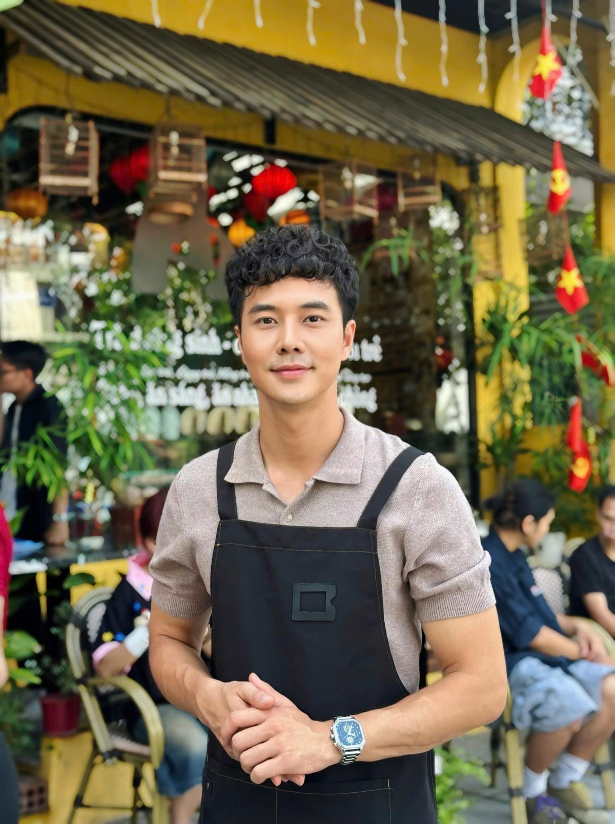 Diễn viên Phùng Đức Hiếu đang nhận được nhiều sự chú ý của khán giả khi vào vai Dũng trong phim "Gió ngang khoảng trời xanh". Dũng được mẹ mai mối cho Ngân (Việt Hoa). Ở buổi hẹn, Dũng đồng ý cho Ngân trả tiền bữa ăn thay cho lời xin lỗi vì đến muộn, thế nhưng lúc thanh toán Ngân phát hiện anh chàng đã tự trả tiền suất ăn của mình. Sau đó, cả hai giả vờ hẹn hò để qua mắt hai bà mẹ, mở ra nhiều tình huống hài hước. 