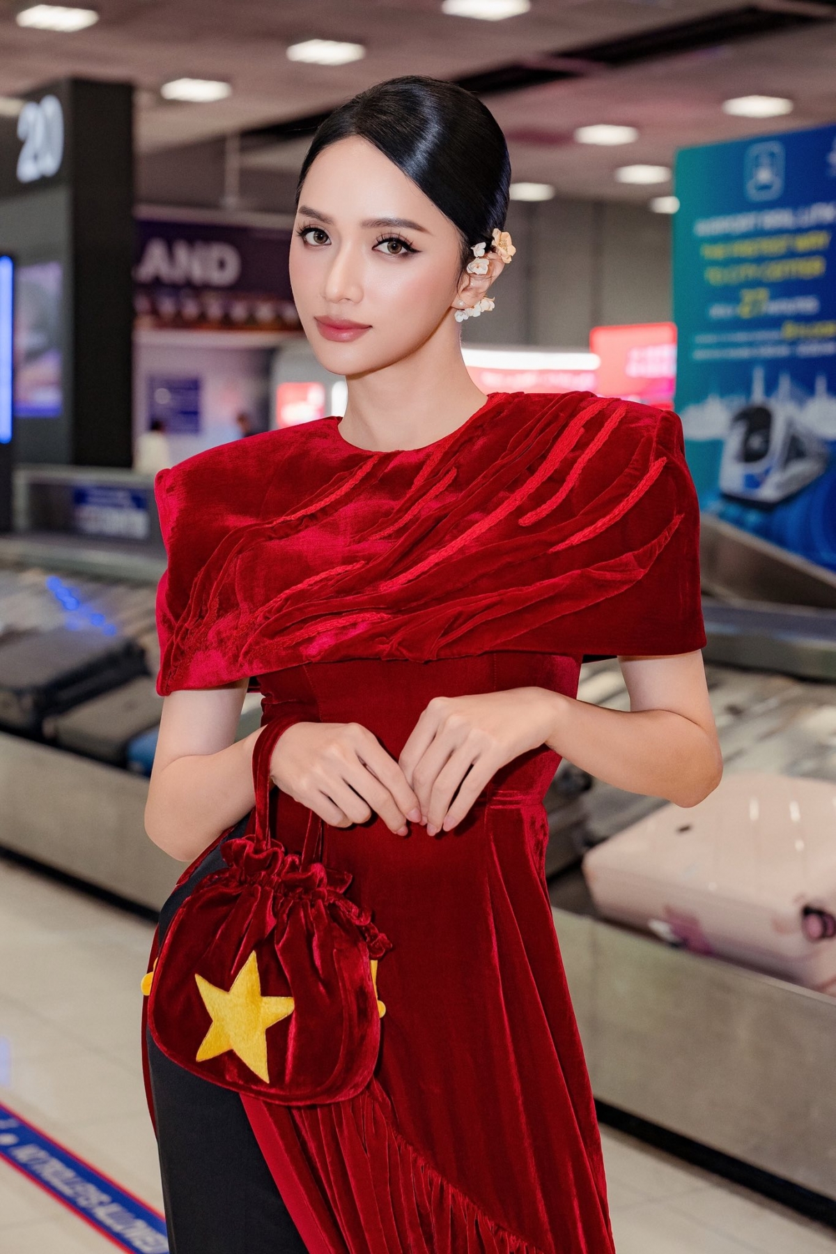 Ngày 31/10, Hương Giang đến Thái Lan để bắt đầu hành trình tại Miss Universe 2025. Trước đó, tại sân bay ở Việt Nam, cô nhận được sự ủng hộ và lời chúc may mắn từ đông đảo người hâm mộ. Người đẹp diện chiếc áo dài nhung đỏ nổi bật, mái tóc búi gọn cùng phong thái tự tin. Cô cầm túi nhung cùng gam màu đỏ đính hình ngôi sao vàng.
​​​​​​​Theo dõi hành trình của Hương Giang tại Miss Universe 2025, Miễn phí &amp; Độc Quyền trên FPT Play, tại http://fptplay.vn