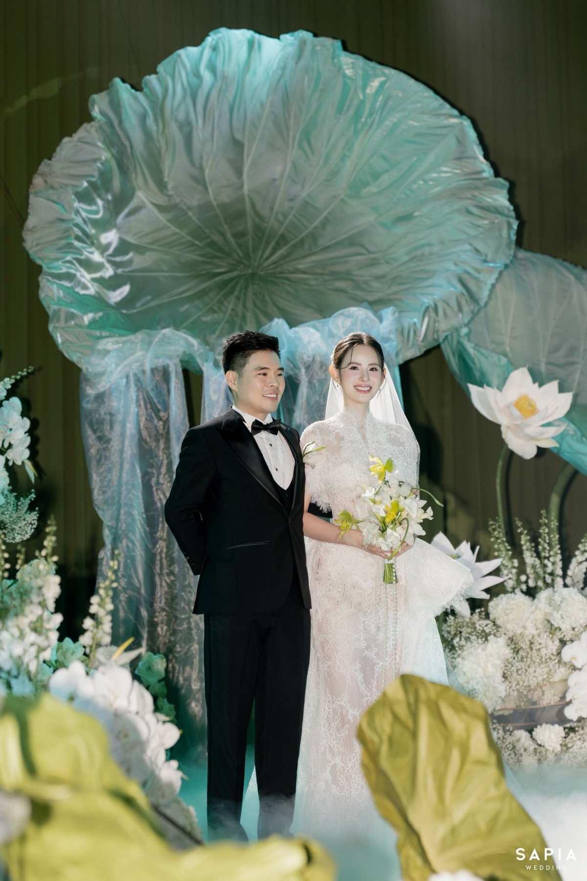 Người mẫu Hương Liên cho biết sang Hàn Quốc để công tác, sau đó kết hợp hưởng tuần trăng mật cùng ông xã Lê Minh Trung. Theo Hương Liên, lịch trình làm việc được lên từ trước đám cưới, không thể thay đổi nên cô cố gắng hoàn thành công việc để dành thời gian bên chồng.