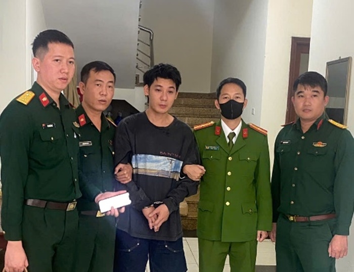 Công an phường bàn giao đối tượng truy nã cho Quân khu 1 – Bộ Quốc phòng