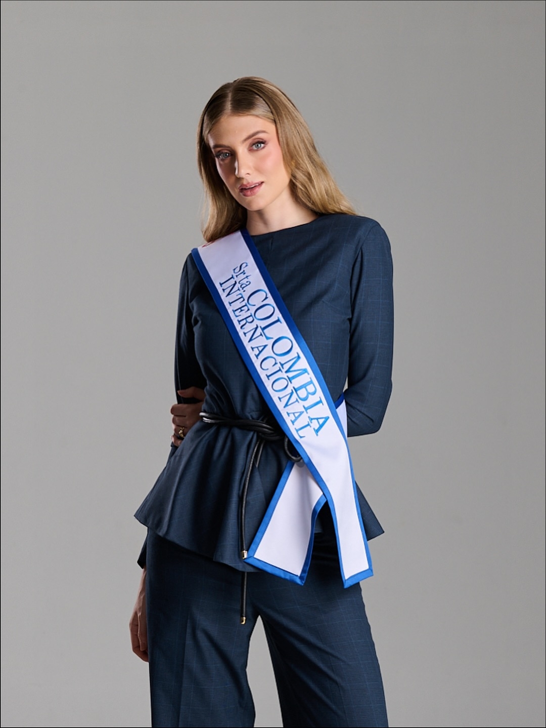 Catalina Duque Abréu sinh ra tại Miami, Florida (Mỹ), lớn lên và sinh sống tại Colombia. Bên cạnh tiếng mẹ đẻ, cô thông thạo tiếng Anh và tiếng Bồ Đào Nha. Cô ghi điểm tại Miss International 2025 với nền tảng học vấn tốt, khả năng giao tiếp lưu loát.