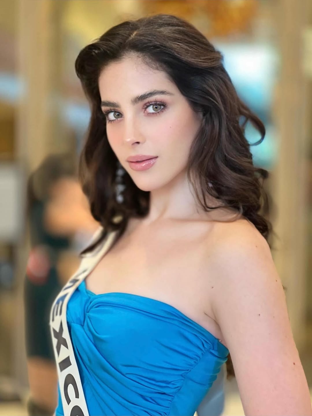 Bên cạnh niềm đam mê về thời trang, tân Miss Universe 2025 còn có sở thích chơi tennis, cưỡi ngựa, âm nhạc, hội họa và thơ ca.