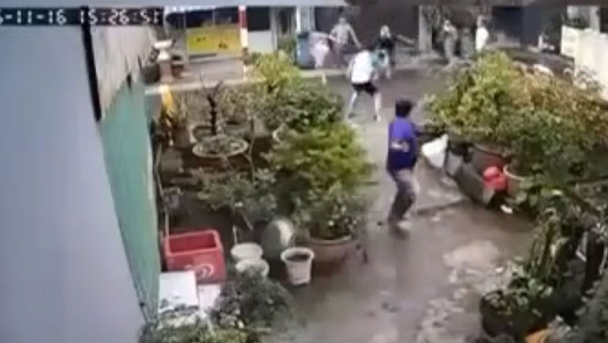 Cảnh hai nhóm thanh niên rượt đuổi nhau (ảnh chụp từ camera an ninh)