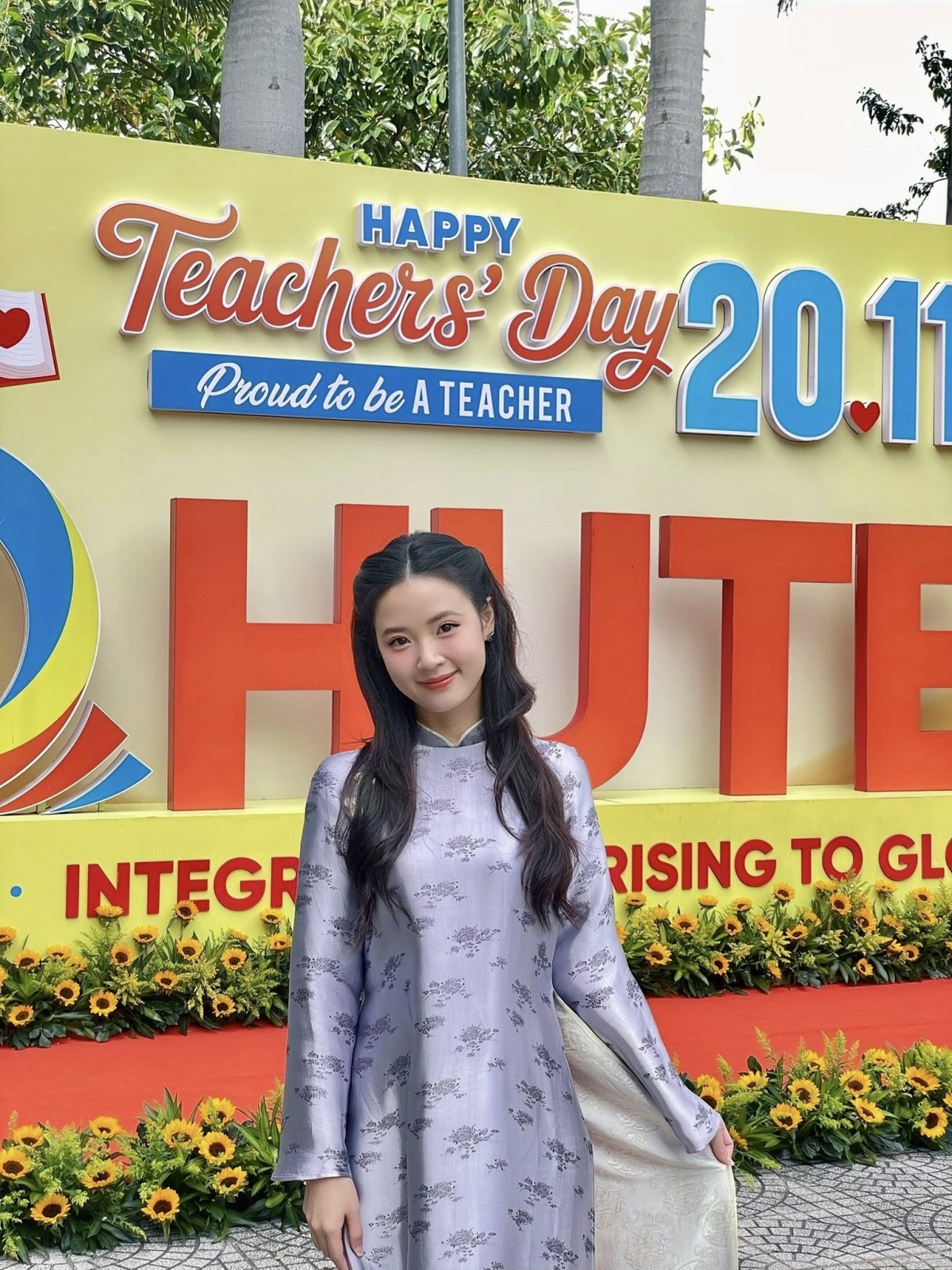 Midu diện áo dài dự lễ mừng ngày Nhà giáo Việt Nam 20/11. Cô chia sẻ: “Sáng nay lên trường dự lễ, ngẫm lại 8 năm gắn bó với nghề cũng đã trải qua biết bao kỉ niệm buồn vui, thời gian trôi qua nhanh quá”.