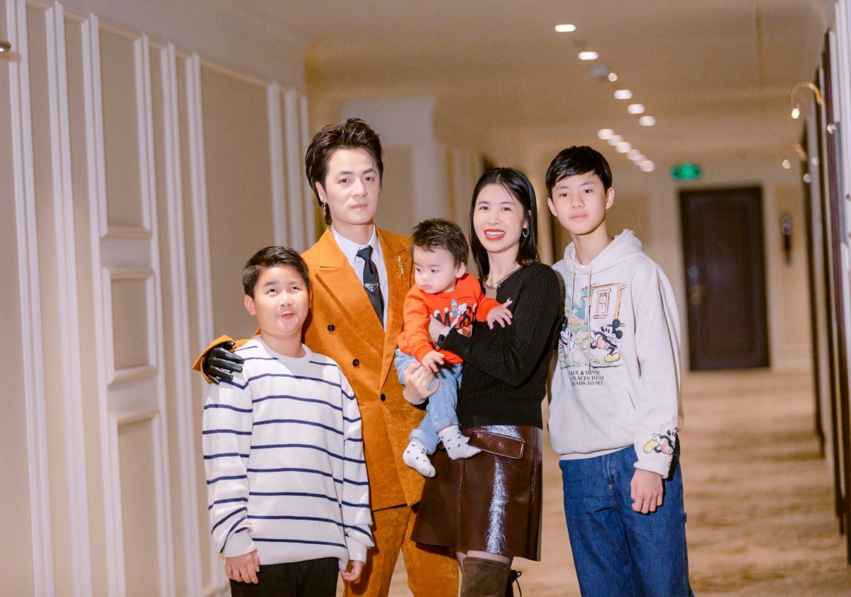 Ca sĩ Đăng Khôi bày tỏ hạnh phúc khi có vợ và các con đi diễn cùng. “Bố yêu gia đình mình nhiều lắm. Mỗi chuyến đi hát là muốn có cả nhà đi cùng”, anh viết.