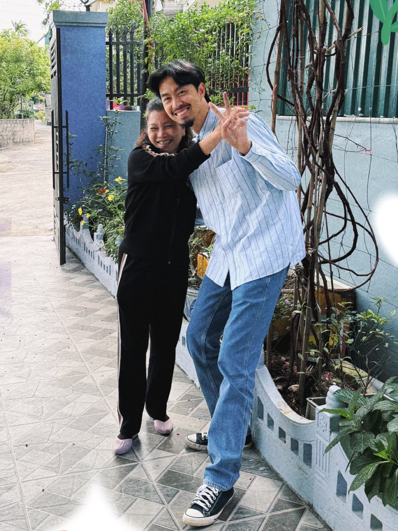 Đen Vâu chia sẻ một số hình ảnh trong dịp về Quảng Ninh, thăm lại cô giáo cũ nhân ngày Nhà giáo Việt Nam 20/11. Anh diện trang phục giản dị, đi giày thể thao và ôm cô giáo trước cổng nhà. Nam rapper bày tỏ: "Một ngày được trở lại làm học trò, một ngày được bẽn lẽn ngồi bên cô nghe cô trò chuyện. Mọi thứ cứ như mới đây, những đứa học sinh của cô cũng sắp già lắm rồi, nhưng cái cảm giác đi thăm cô giáo vẫn bồi hồi khó tả".