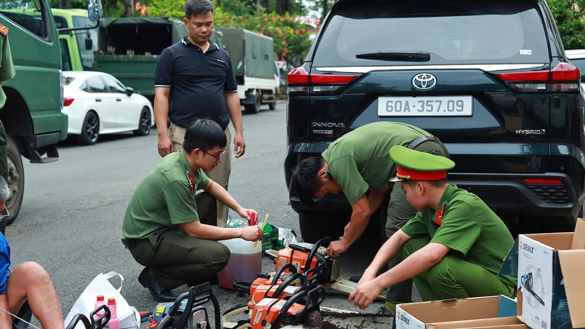 Cán bộ, chiến sĩ chuẩn bị hành trang đến hỗ trợ vùng lũ