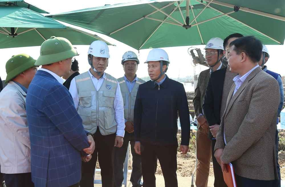 Ông Lại Văn Hoàn, Phó Chủ tịch UBND tỉnh kiểm tra tiến độ thi công cầu vượt sông Hồng tại xã Hồng Vũ.
Ảnh: Cổng TTĐT Hưng Yên