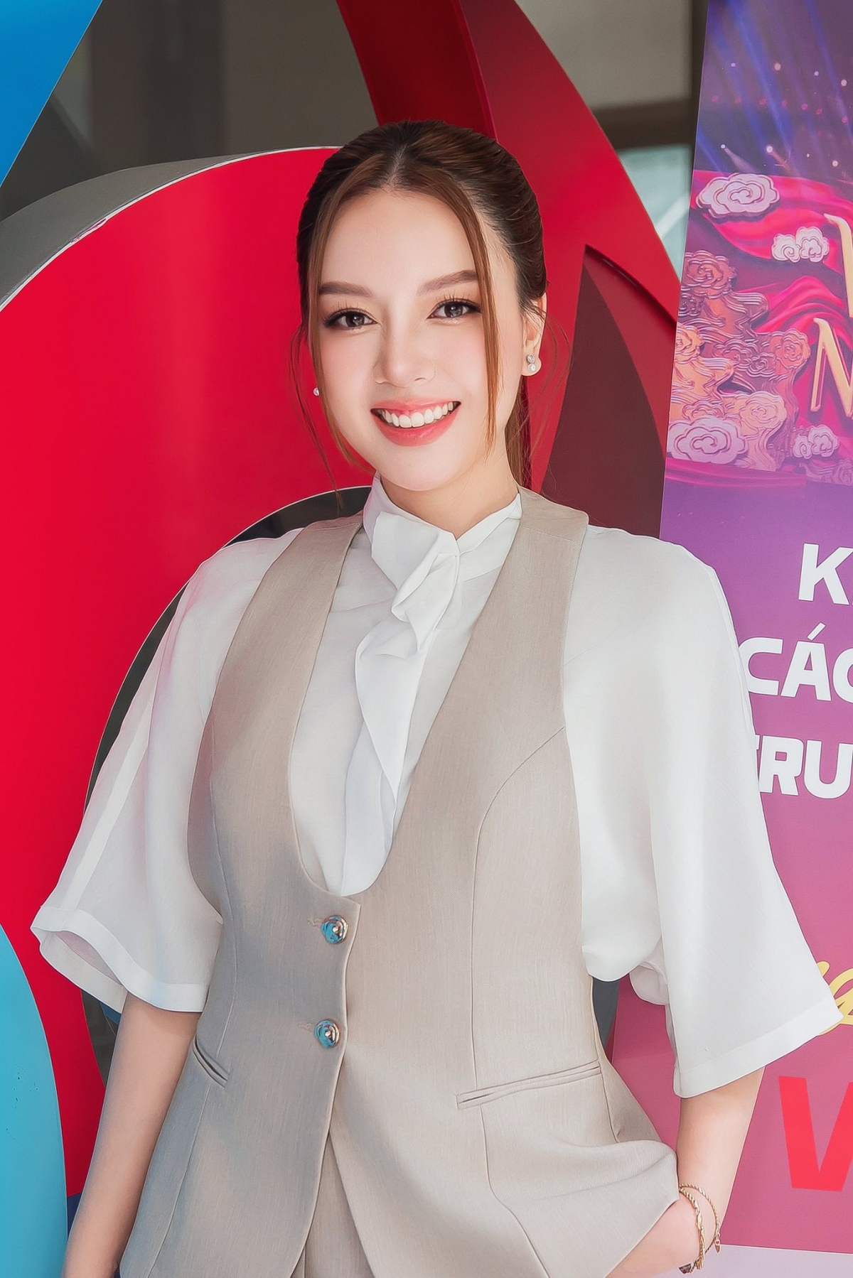 Hình ảnh Băng Di mặc đồ rộng thùng thình che bụng tại một phòng khám lan truyền trên mạng xã hội làm dấy lên nghi vấn nữ diễn viên mang thai. Tuy nhiên, Băng Di nhanh chóng đính chính. Cô viết: "Không phải khám thai nha cả nhà. Do góc chụp của ông Criss Lai thôi chứ Băng Di chỉ đi hiến máu. Tại cái tính thích mặc đồ rộng nữa, nhìn vô ai cũng hiểu lầm”.