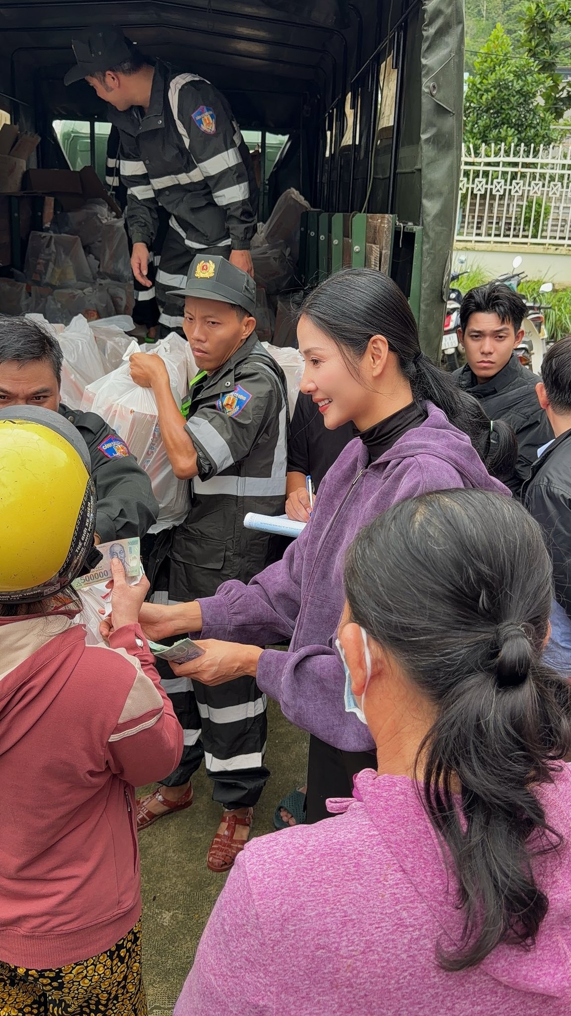 Người mẫu Hoàng Thùy bay từ Hà Nội vào Khánh Hòa để trực tiếp chia sẻ và hỗ trợ người dân vùng lũ.