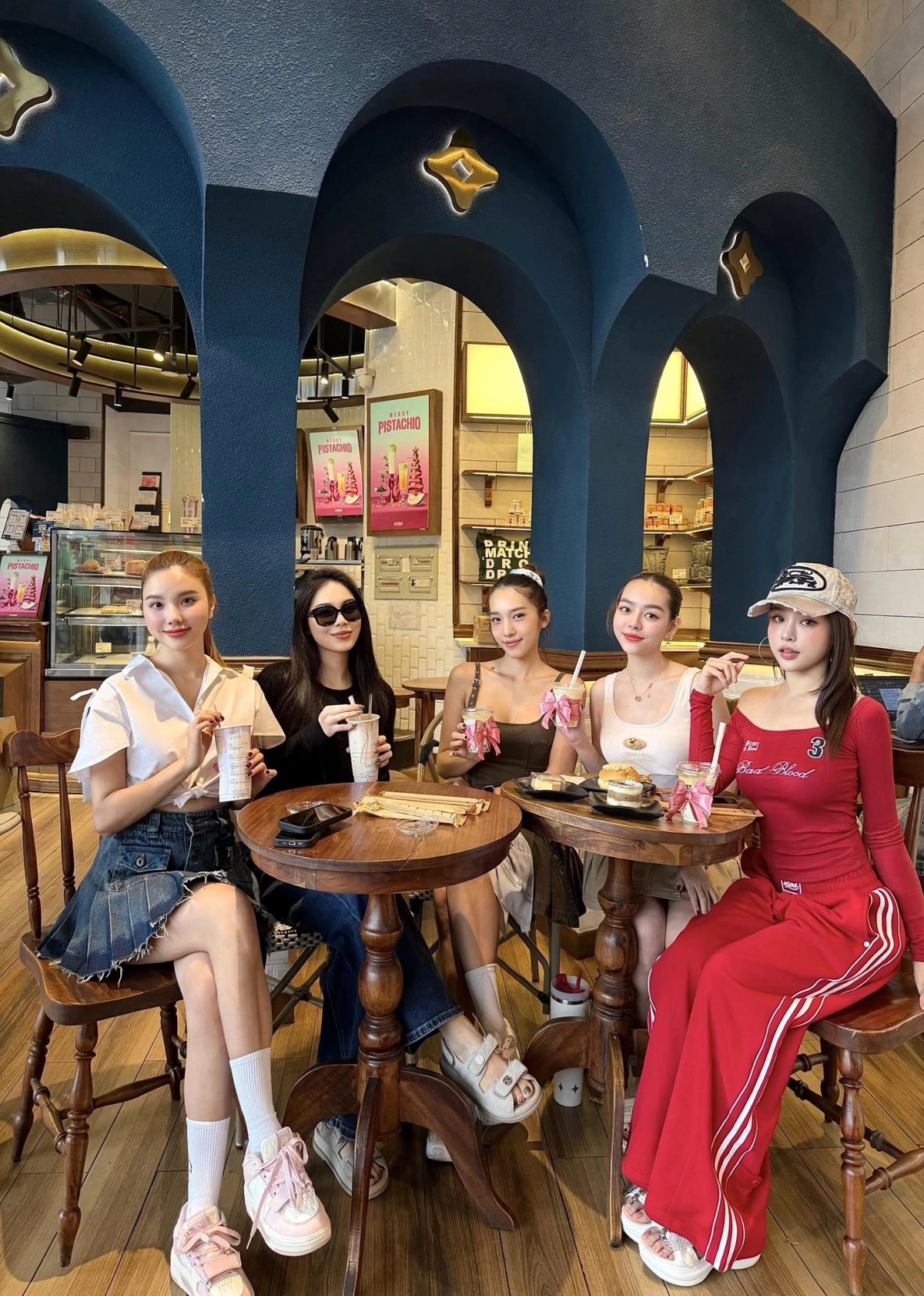 Người đẹp Linh Rin (đeo kính) hẹn Huyền Baby, Hạnh Sino, Emily và Milan Phạm đi uống trà sữa. Họ kết thân từ thời phổ thông, khi còn là những hotgirl, người mẫu tuổi teen ở Hà Nội. Hiện cả nhóm đều có sự nghiệp riêng nhưng vẫn duy trì kết nối, tụ họp mỗi khi có dịp.