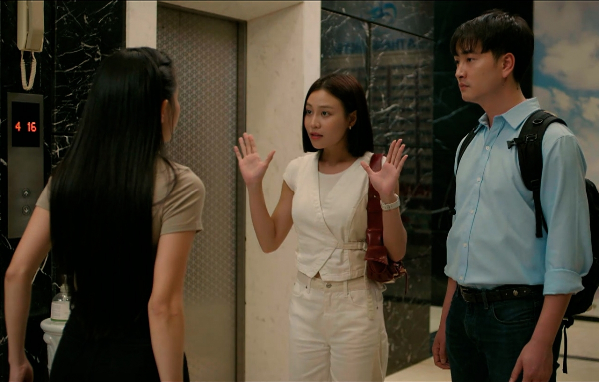 Nga ghen tuông khi thấy Đức đi với Tú vào khách sạn