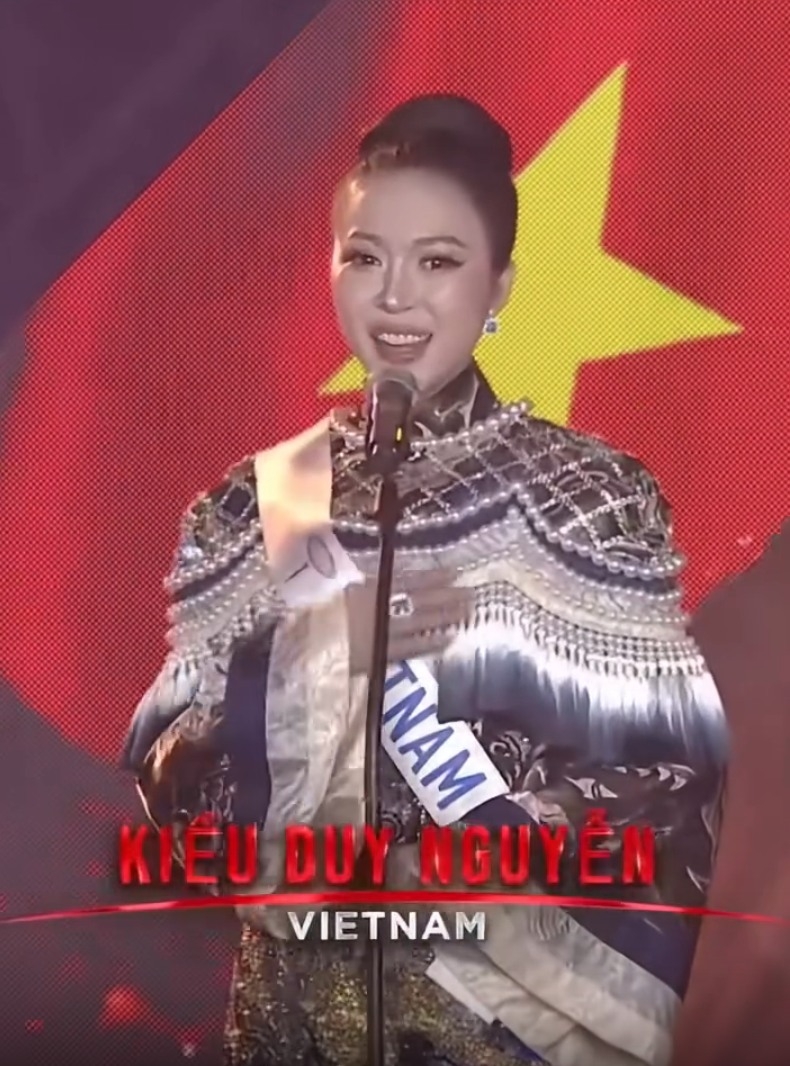  Đại diện Việt Nam - Kiều Duy xuất hiện đầy rạng ngời trong phần hô tên
